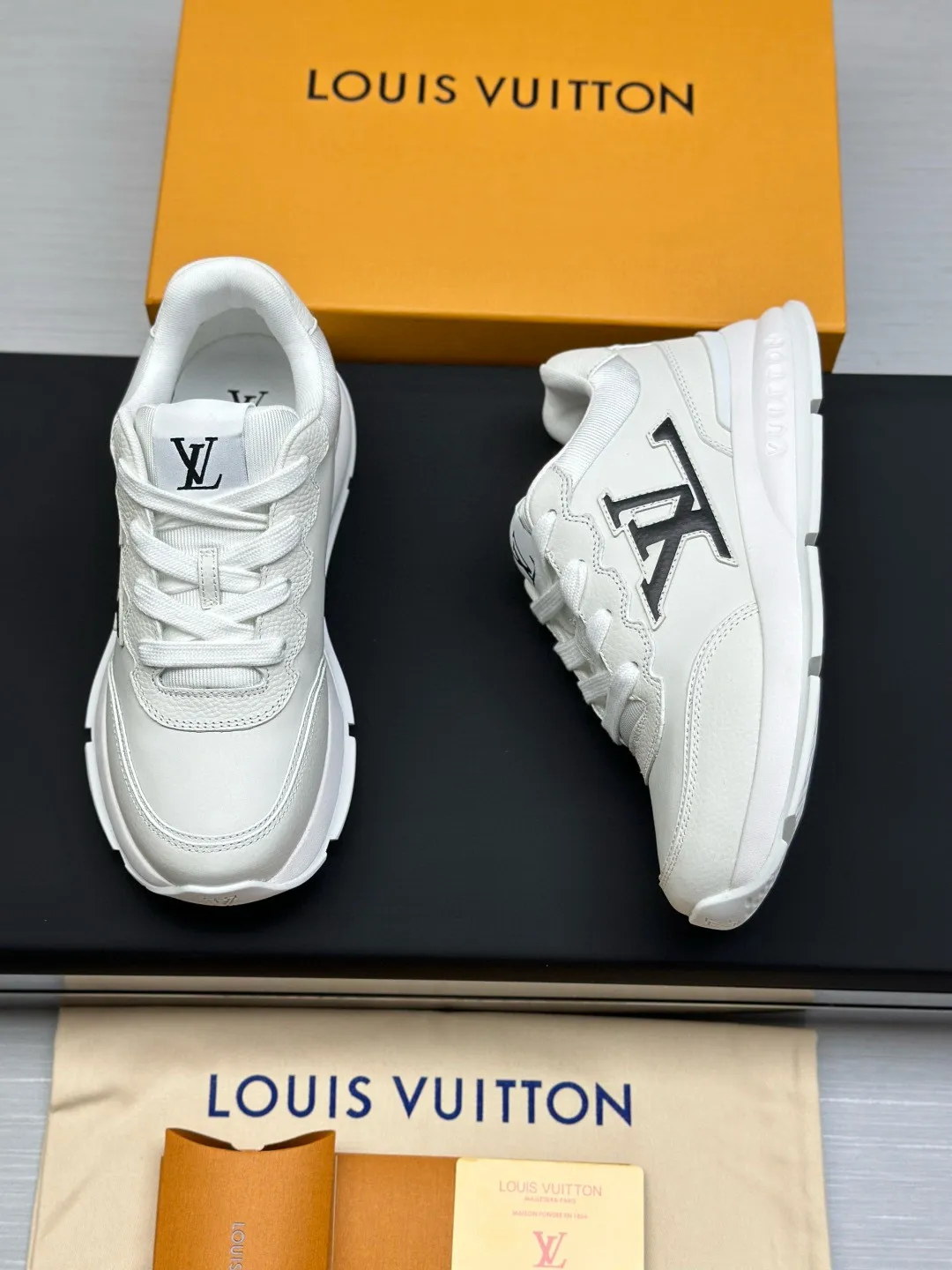 Factory price: 640💰Top version LV-Louis Vuitton-classic catwalk new style original 1:1 developed replica! ! The upper foot is very comfortable. It is made of luxurious materials and fine workmanship. The midsole is printed with English letters "Made in Europe". The upper is made of calfskin imported from Italy. The side is decorated with the brand's LOGO and signature. The latest latex foot pads and mesh lining make the foot feel super comfortable. The original two-color TPU combination outsole is specially provided by the original factory. Bag technology Goodyear stitched edges Fabric: Exclusive custom first-layer cowhide Accessories: Exclusive private model Vuitton logo, lining: Customized silk mesh lining - first-layer silk cowhide lining Outsole: TPU combination outsole wear-resistant, non-slip and anti-yellowing Foot pads: new latex pads-mesh sweat-absorbent Counter technology: fully computerized sewing machine wire drawing Toe box back cover Hot and cold shaping Full set of pull-top last with medium and low logo pattern Counter packaging - Shoelaces, certificates, cards, instructions, certificates, dust bags, the most complete packaging on the Internet, men's size: 38-46 (38/46 customized, non-refundable!)